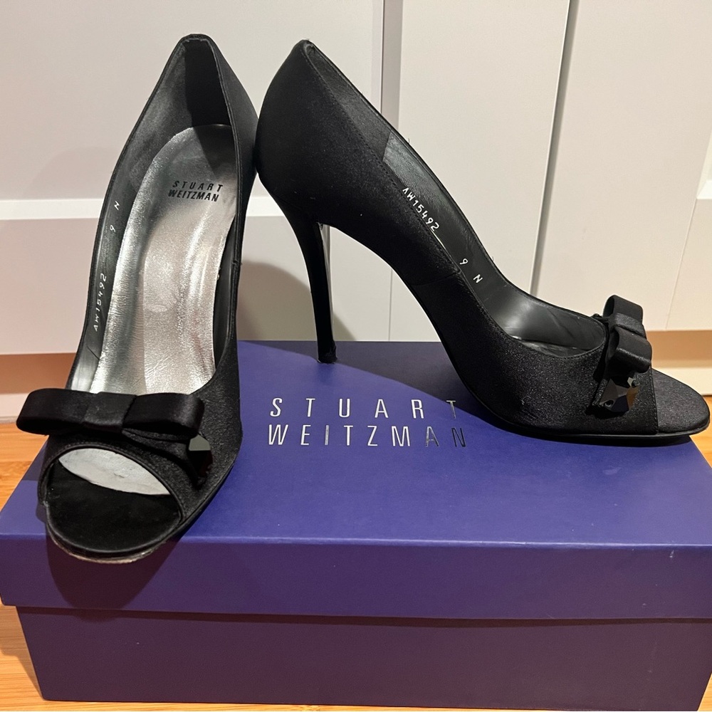 STUNNING Stuart Weitzman black satin peep toe bow heels sz 9 N EUC